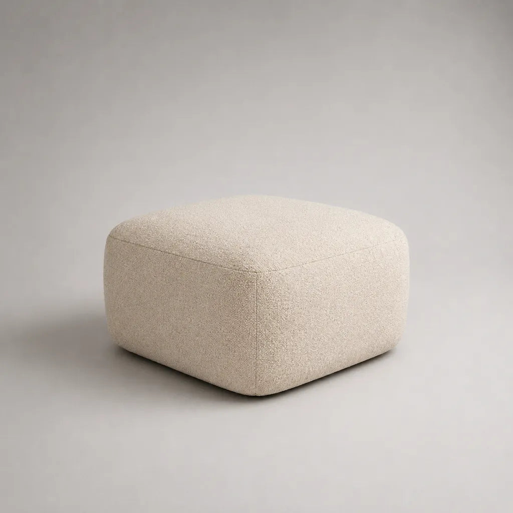 Pouf repose-pieds carré arrondi écru en bouclette polyester, 60 × 60 × 38 cm